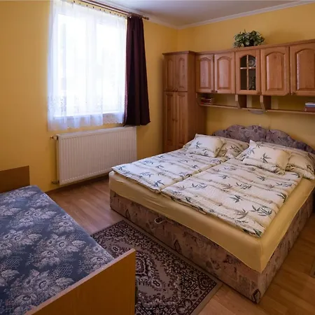 Akácfa 13 *